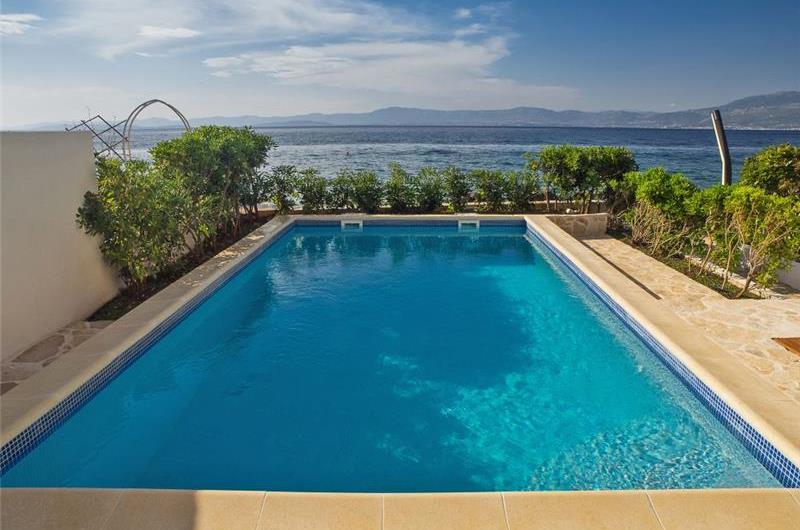 2 Bedroom Seafront villa with pool in Supetar, Brac