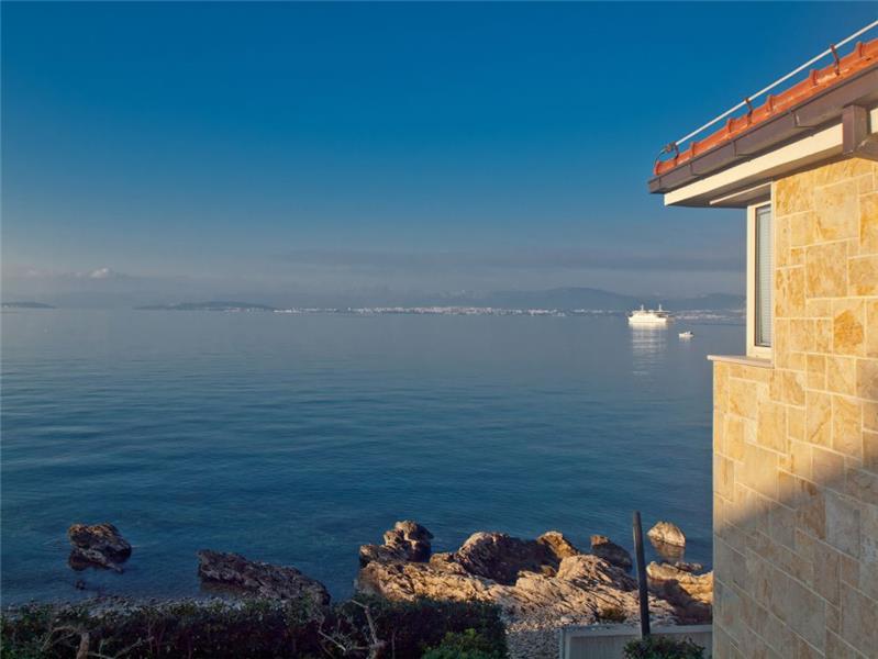 Beachfront villa in Supetar, photograph 24