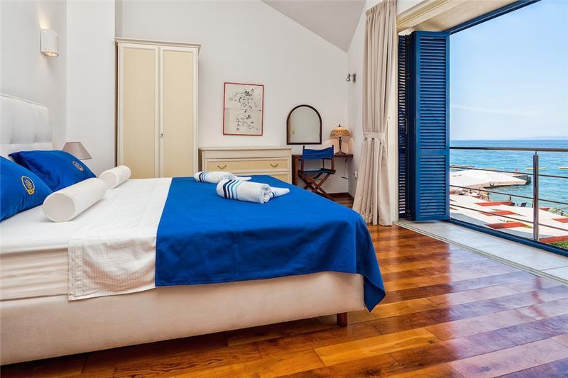 Beachfront villa in Supetar, photograph 11