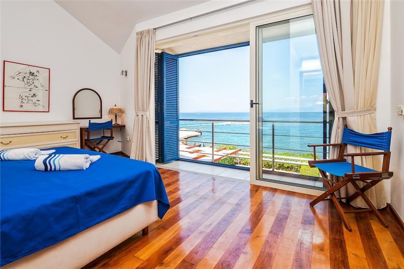 Beachfront villa in Supetar, photograph 10