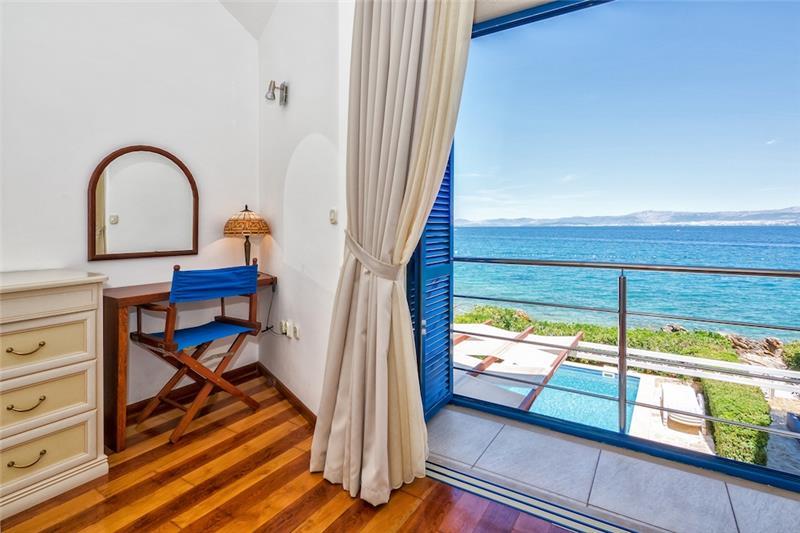 Beachfront villa in Supetar, photograph 9