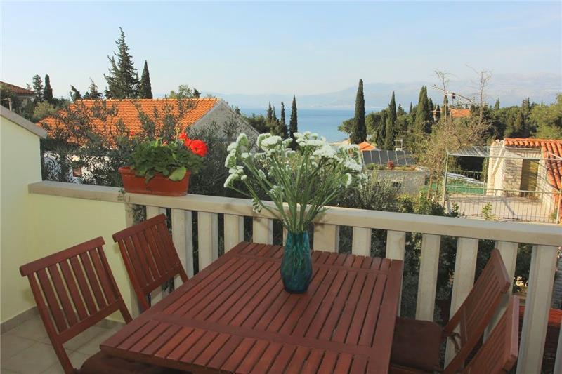 Beachfront villa in Supetar, photograph 3