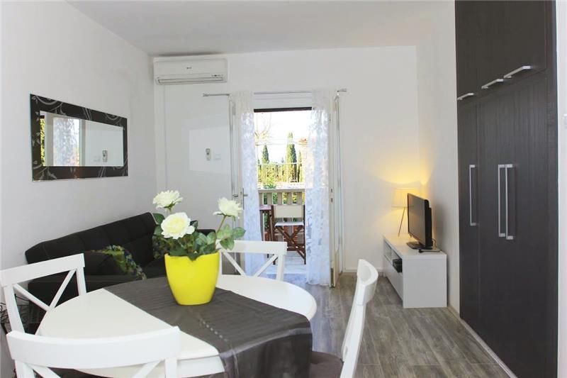 Beachfront villa in Supetar, photograph 6
