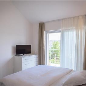 Luxury 4 bed villa with infinity pool in peaceful area on Ciovo island, Trogir, sleeps 9