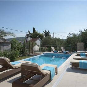 Luxury 4 bed villa with infinity pool in peaceful area on Ciovo island, Trogir, sleeps 9