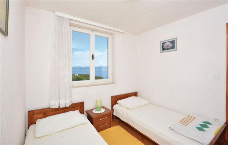 Beachfront villa in Solta Island, photograph 7