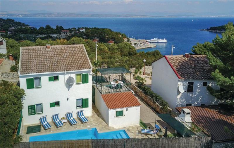 Beachfront villa in Solta Island, photograph 1