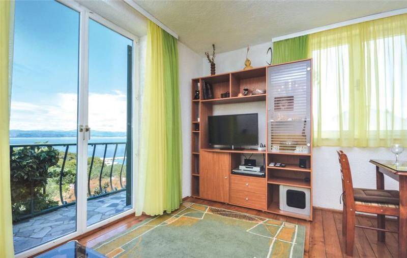 Beachfront villa in Solta Island, photograph 4