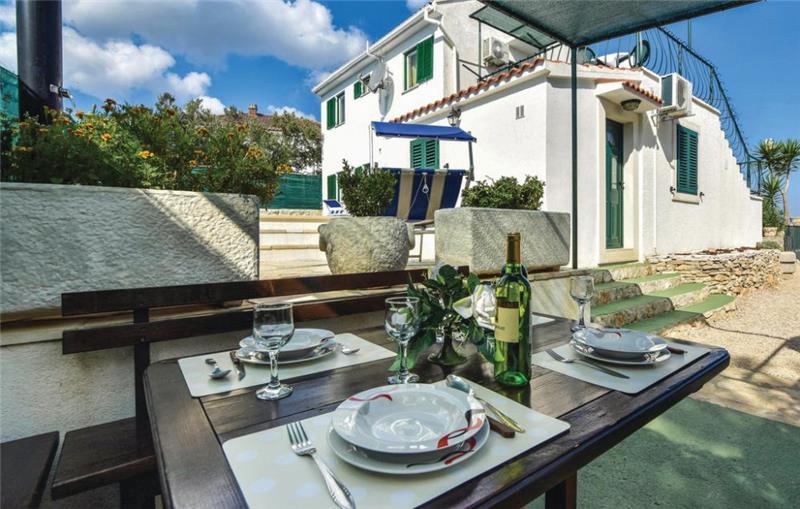 Beachfront villa in Solta Island, photograph 14