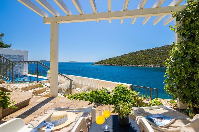 6 Bedroom Waterfront Villa with Pool in Uvala Ljubljeva near Trogir, Sleeps 12-13