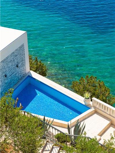6 Bedroom Waterfront Villa with Pool in Uvala Ljubljeva near Trogir, Sleeps 12-13