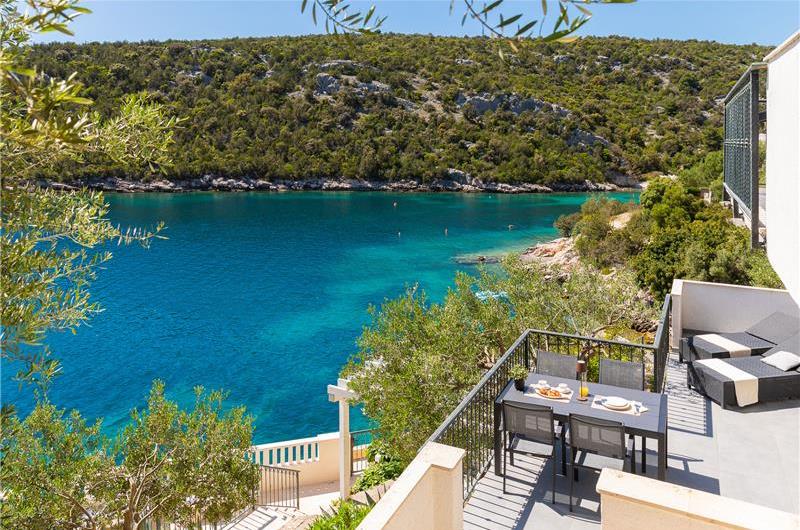6 Bedroom Waterfront Villa with Pool in Uvala Ljubljeva near Trogir, Sleeps 12-13