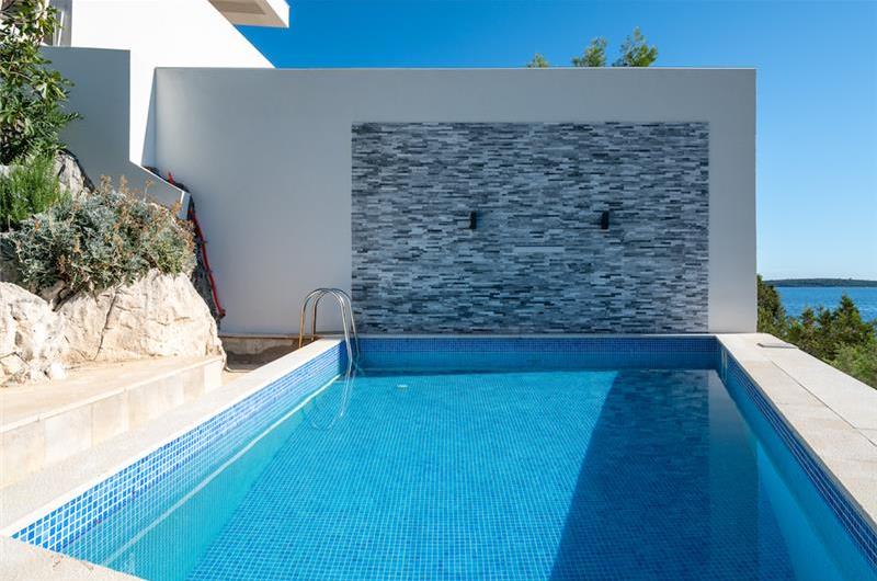 6 Bedroom Waterfront Villa with Pool in Uvala Ljubljeva nr Trogir, Sleeps 12-13