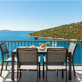 6 Bedroom Waterfront Villa with Pool in Uvala Ljubljeva nr Trogir, Sleeps 12-13