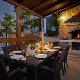 6 Bedroom Waterfront Villa with Pool in Uvala Ljubljeva nr Trogir, Sleeps 12-13