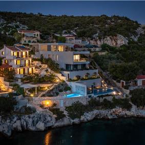 6 Bedroom Waterfront Villa with Pool in Uvala Ljubljeva nr Trogir, Sleeps 12-13