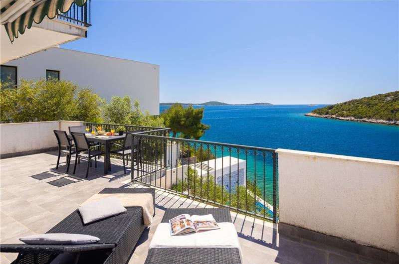 6 Bedroom Waterfront Villa with Pool in Uvala Ljubljeva nr Trogir, Sleeps 12-13