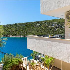 6 Bedroom Waterfront Villa with Pool in Uvala Ljubljeva nr Trogir, Sleeps 12-13