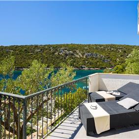 6 Bedroom Waterfront Villa with Pool in Uvala Ljubljeva nr Trogir, Sleeps 12-13