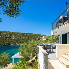 6 Bedroom Waterfront Villa with Pool in Uvala Ljubljeva nr Trogir, Sleeps 12-13