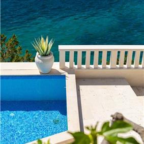 6 Bedroom Waterfront Villa with Pool in Uvala Ljubljeva nr Trogir, Sleeps 12-13