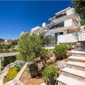 6 Bedroom Waterfront Villa with Pool in Uvala Ljubljeva nr Trogir, Sleeps 12-13