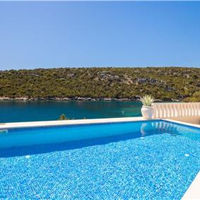 6 Bedroom Waterfront Villa with Pool in Uvala Ljubljeva nr Trogir, Sleeps 12-13