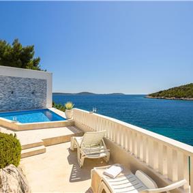 6 Bedroom Waterfront Villa with Pool in Uvala Ljubljeva nr Trogir, Sleeps 12-13