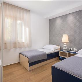 6 Bedroom Waterfront Villa with Pool in Uvala Ljubljeva nr Trogir, Sleeps 12-13