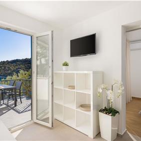 6 Bedroom Waterfront Villa with Pool in Uvala Ljubljeva nr Trogir, Sleeps 12-13