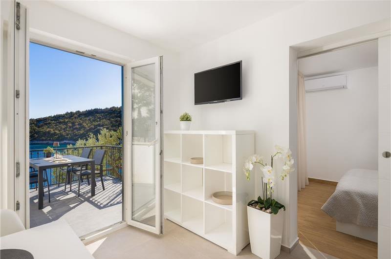 6 Bedroom Waterfront Villa with Pool in Uvala Ljubljeva nr Trogir, Sleeps 12-13
