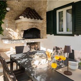 6 Bedroom Waterfront Villa with Pool in Uvala Ljubljeva nr Trogir, Sleeps 12-13