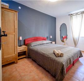 Spacious 3 bed apartment located directly on Brela beach, sleeps 6