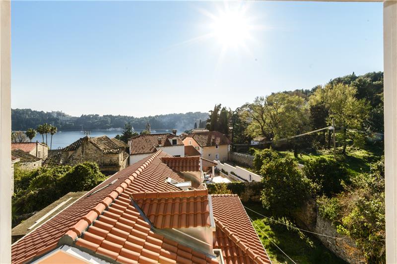 Beachfront villa in Cavtat, photograph 1