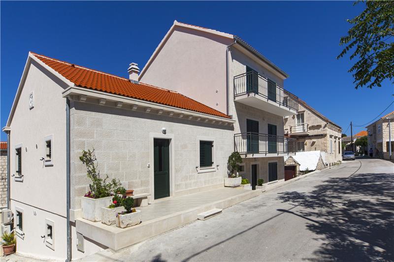 Sea-view villa in Povlja, photograph 23