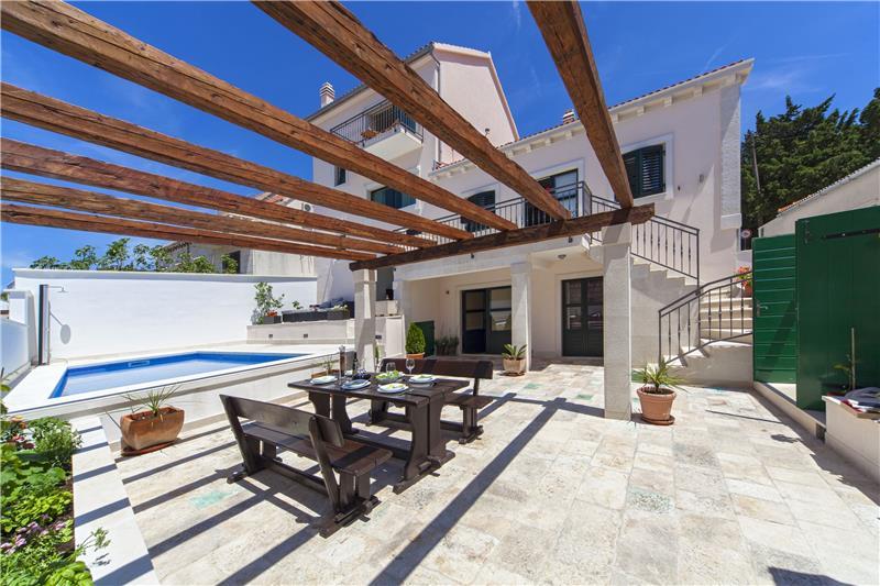 Sea-view villa in Povlja, photograph 9