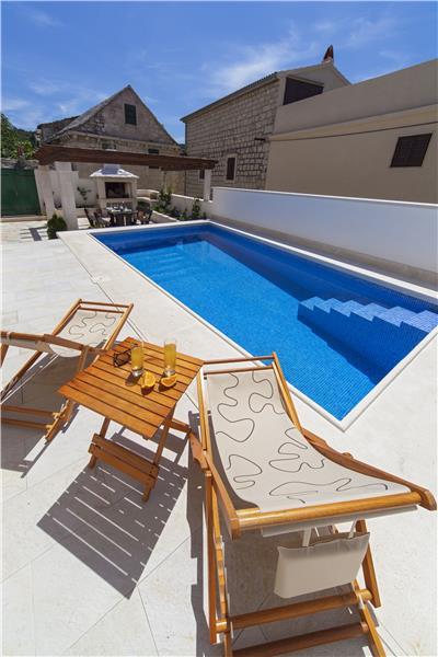 Sea-view villa in Povlja, photograph 2