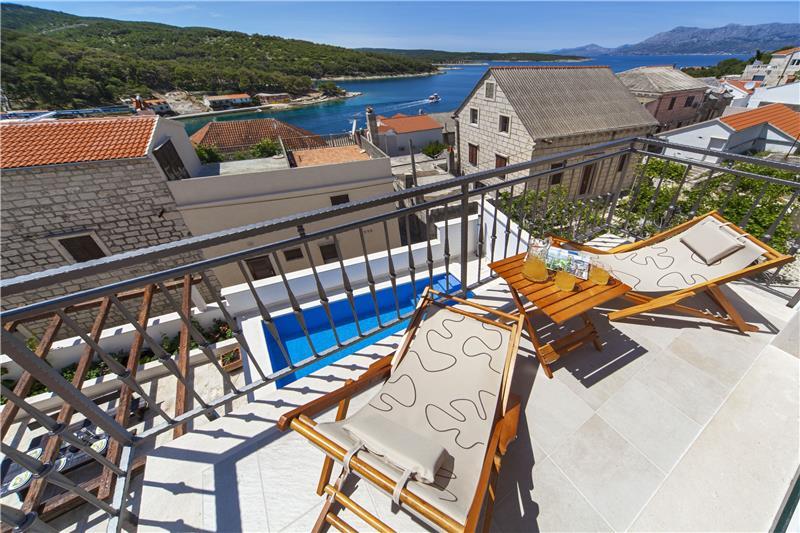 Sea-view villa in Povlja, photograph 1