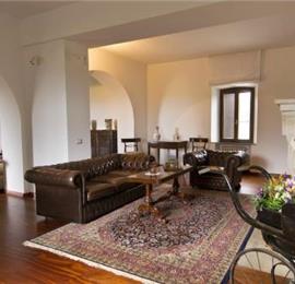 Spacious 6 bedroom villa with pool near Perugia, sleeps 12