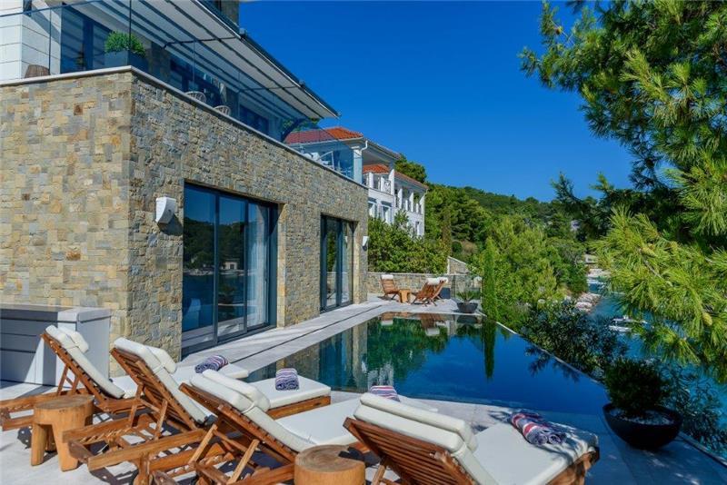 Sea-view villa in Sumartin, photograph 1