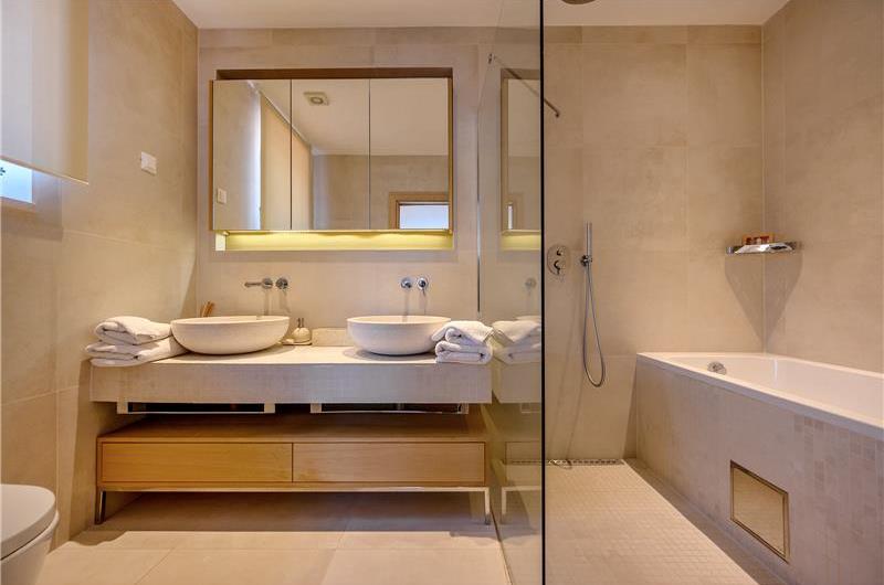 4 Bedroom Villa with Pool, Sumartin, sleeps 8