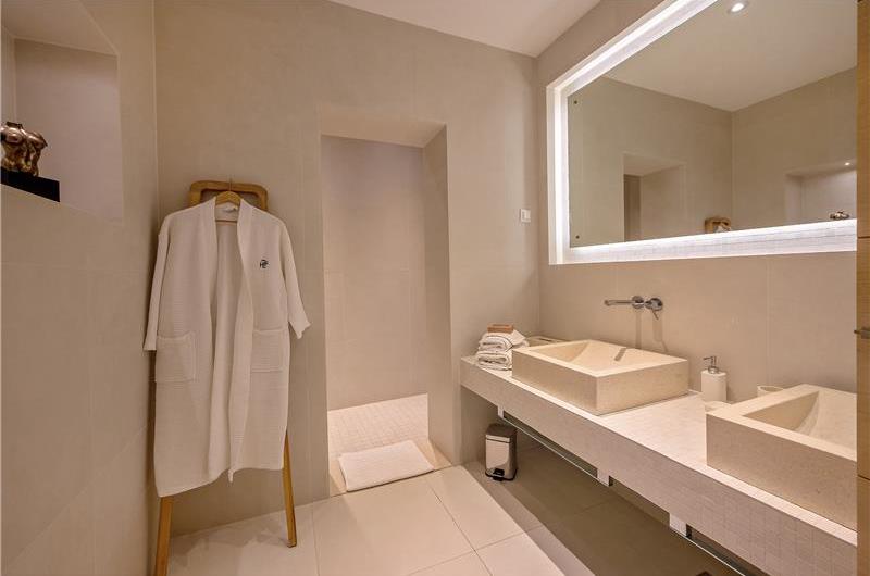 4 Bedroom Villa with Pool, Sumartin, sleeps 8