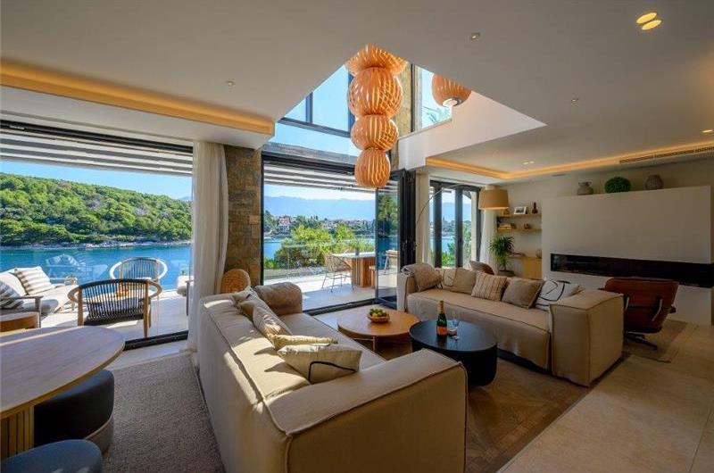 4 Bedroom Villa with Pool, Sumartin, sleeps 8