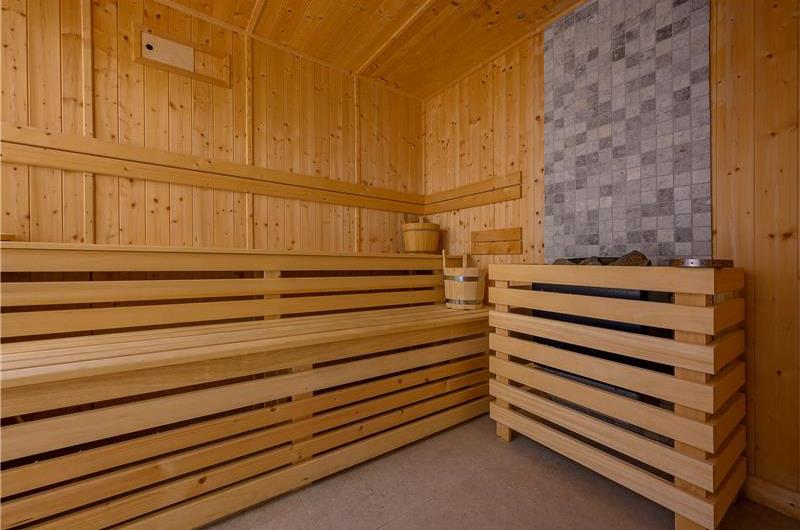 4 Bedroom Villa with Pool, Sumartin, sleeps 8