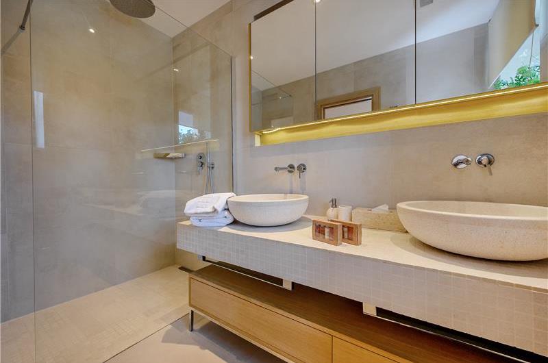 4 Bedroom Villa with Pool, Sumartin, sleeps 8