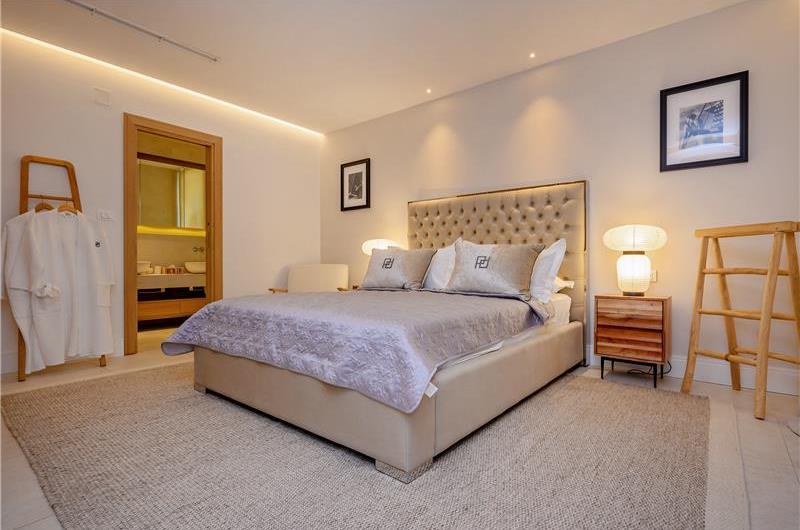 4 Bedroom Villa with Pool, Sumartin, sleeps 8