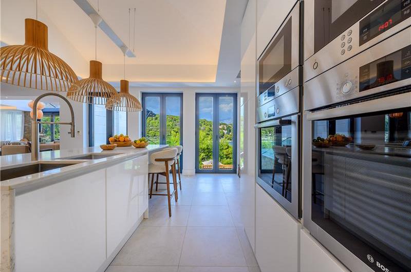 4 Bedroom Villa with Pool, Sumartin, sleeps 8