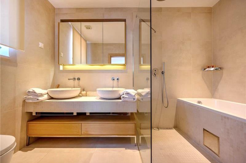 Spectacular 4 Bedroom Luxury Villa with Infinity Pool on Brac Island, sleeps 8