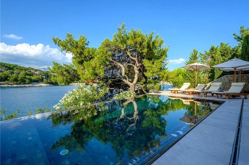 Spectacular 4 Bedroom Luxury Villa with Infinity Pool on Brac Island, sleeps 8