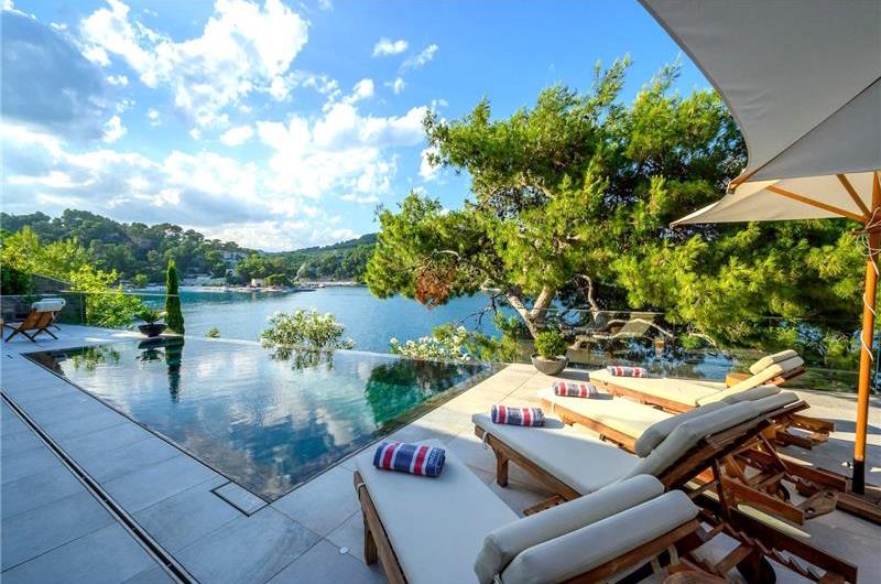 Spectacular 4 Bedroom Luxury Villa with Infinity Pool on Brac Island, sleeps 8